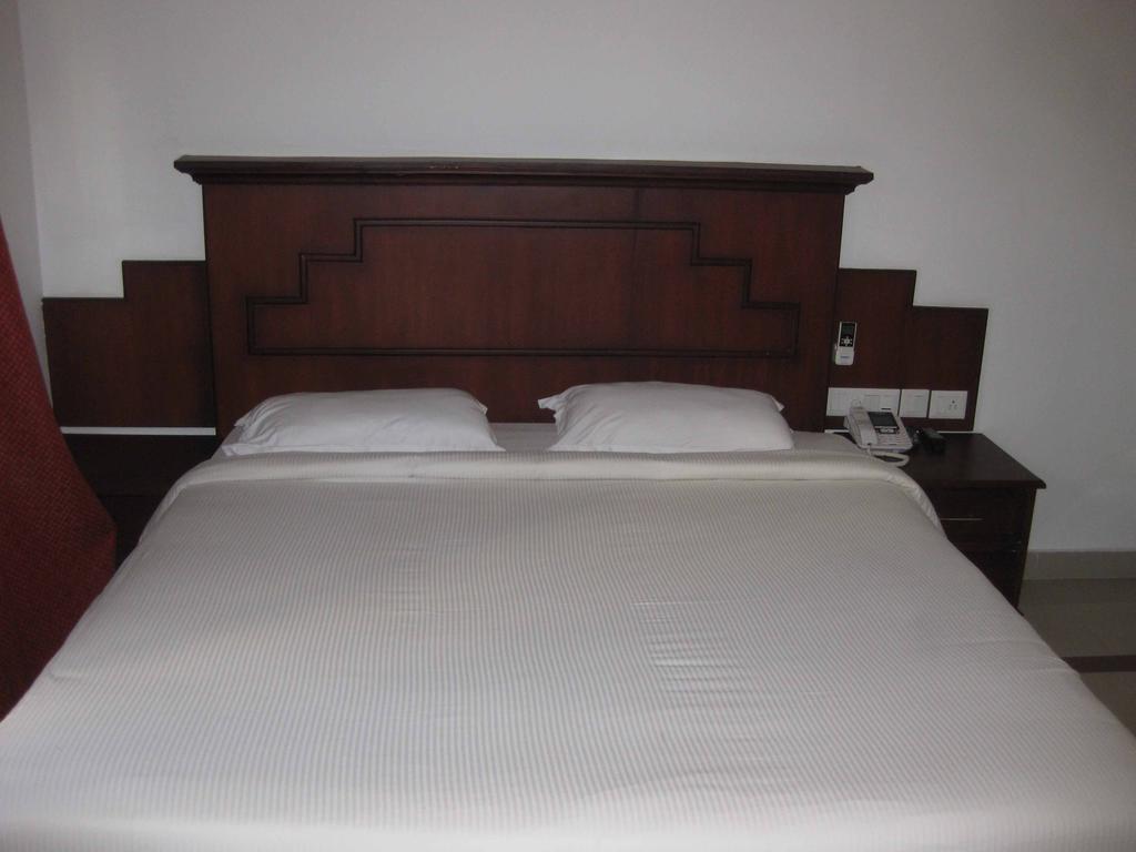 Hotel Centre Point Kochi Room photo